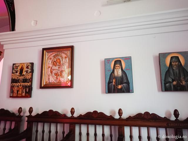 Închinare în Biserica „Sfântul Arsenie din Paros” – locul unde se află mormântului Cuviosului