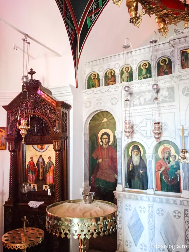 Închinare în Biserica „Sfântul Arsenie din Paros” – locul unde se află mormântului Cuviosului