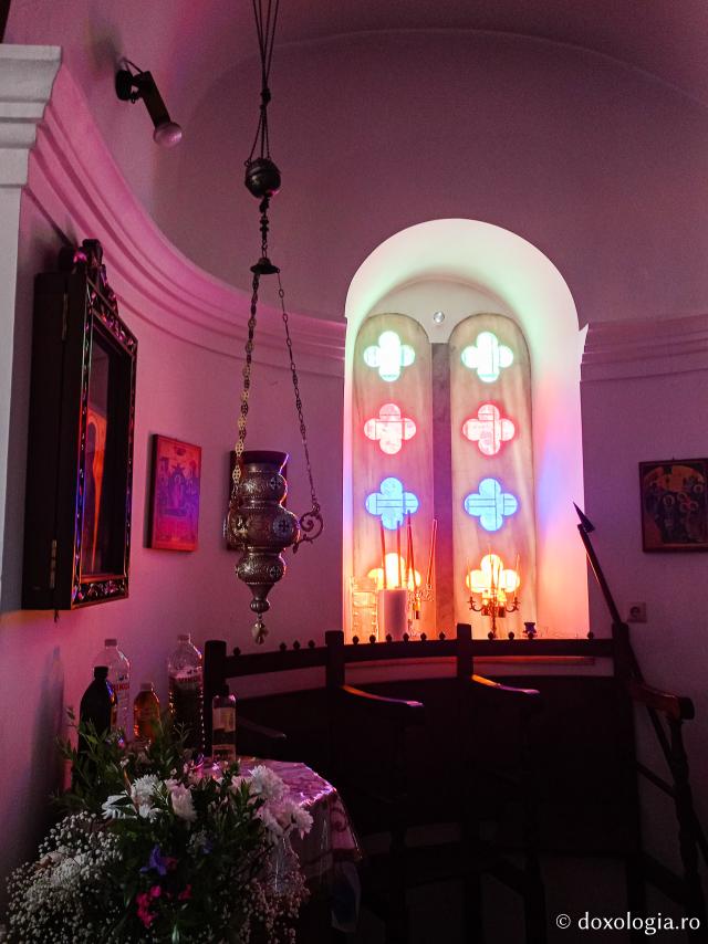 Închinare în Biserica „Sfântul Arsenie din Paros” – locul unde se află mormântului Cuviosului