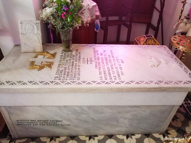 Mormântul Sfântului Cuvios Arsenie din Paros - Închinare în Biserica „Sfântul Arsenie din Paros” – locul unde se află mormântului Cuviosului