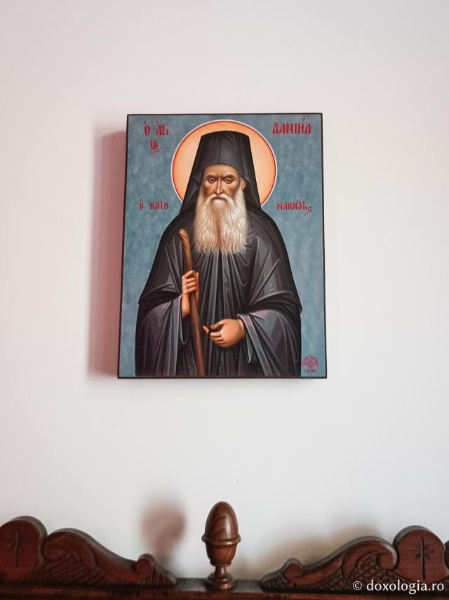 Sfântul Cuvios Daniil Katunakiotul - Închinare în Biserica „Sfântul Arsenie din Paros” – locul unde se află mormântului Cuviosului