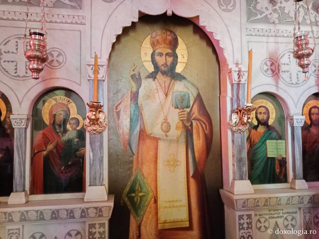 Închinare în Biserica „Sfântul Arsenie din Paros” – locul unde se află mormântului Cuviosului