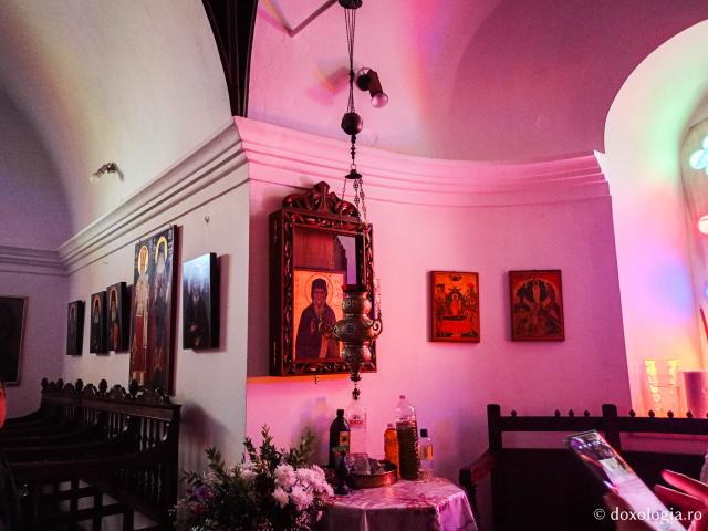 Închinare în Biserica „Sfântul Arsenie din Paros” – locul unde se află mormântului Cuviosului