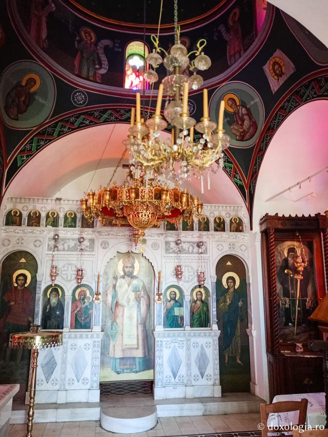 Închinare în Biserica „Sfântul Arsenie din Paros” – locul unde se află mormântului Cuviosului