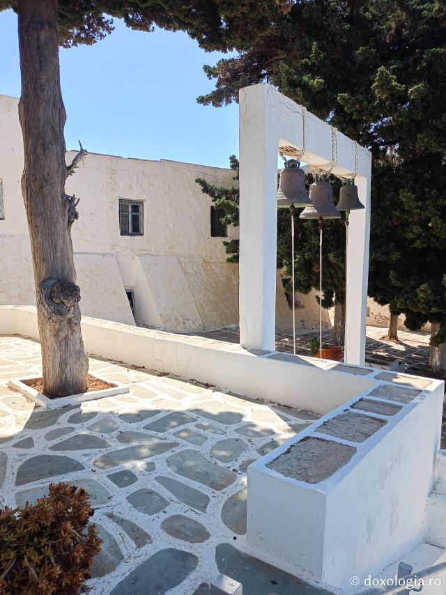 Închinare în Biserica „Sfântul Arsenie din Paros” – locul unde se află mormântului Cuviosului