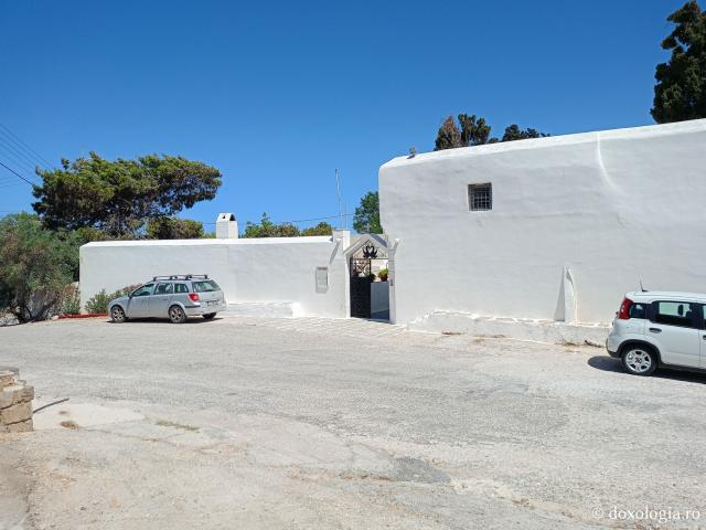 Închinare în Biserica „Sfântul Arsenie din Paros” – locul unde se află mormântului Cuviosului