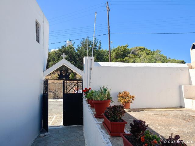 Închinare în Biserica „Sfântul Arsenie din Paros” – locul unde se află mormântului Cuviosului