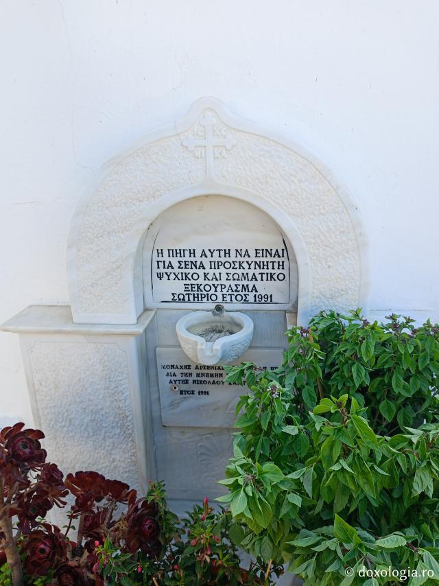 Închinare în Biserica „Sfântul Arsenie din Paros” – locul unde se află mormântului Cuviosului
