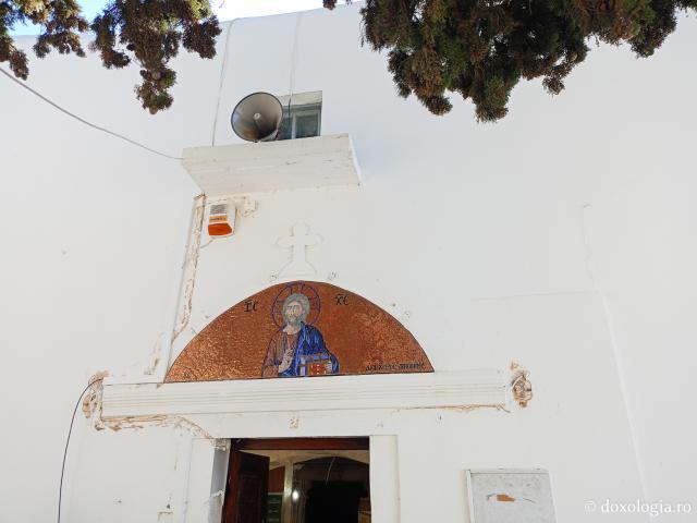 Închinare în Biserica „Sfântul Arsenie din Paros” – locul unde se află mormântului Cuviosului