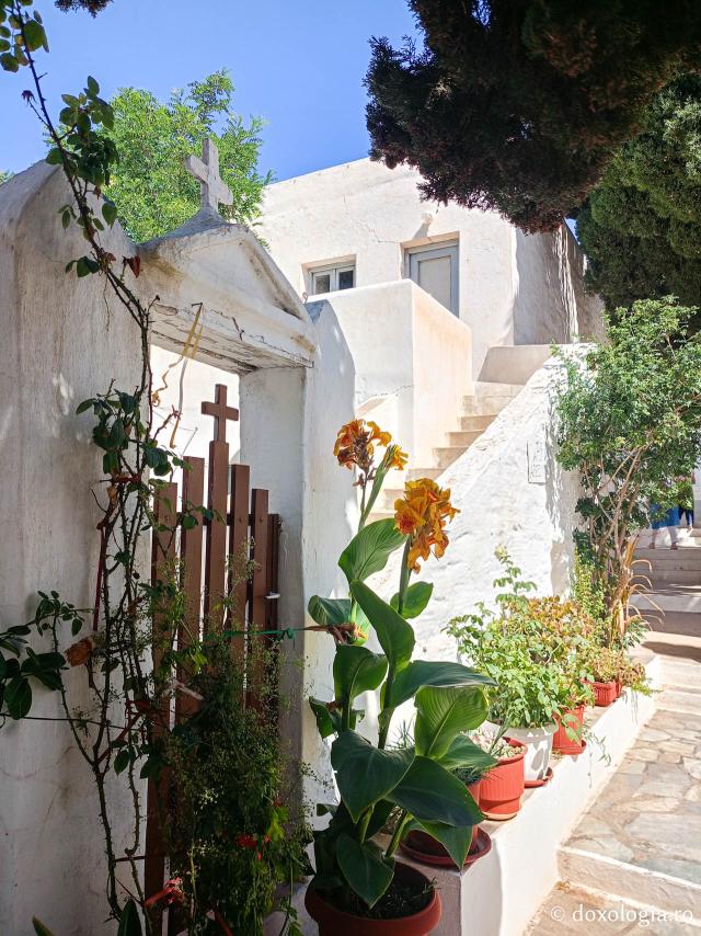Închinare în Biserica „Sfântul Arsenie din Paros” – locul unde se află mormântului Cuviosului