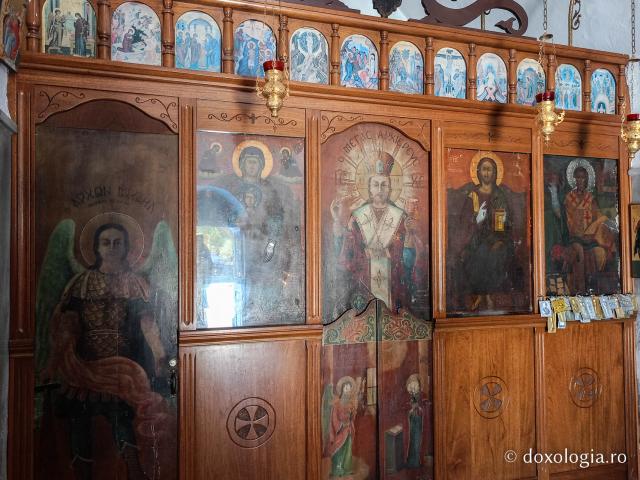 Pași de pelerin la Biserica „Sfântul Nicolae Thalassitis” din Paros, Grecia