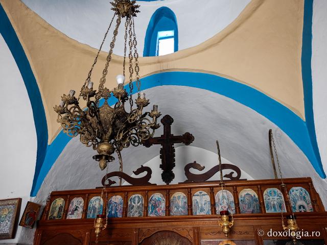 Pași de pelerin la Biserica „Sfântul Nicolae Thalassitis” din Paros, Grecia