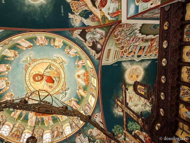 Pe urmele Sfântului Cuvios Arsenie din Paros, la Mănăstirea „Schimbarea la Față”