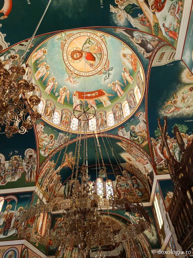 Pe urmele Sfântului Cuvios Arsenie din Paros, la Mănăstirea „Schimbarea la Față”