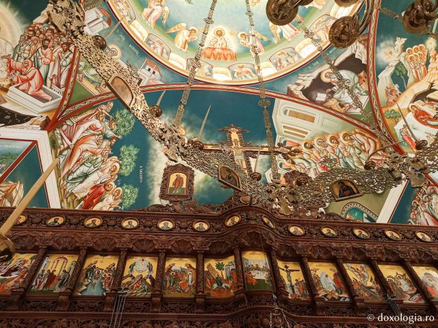 Pe urmele Sfântului Cuvios Arsenie din Paros, la Mănăstirea „Schimbarea la Față”