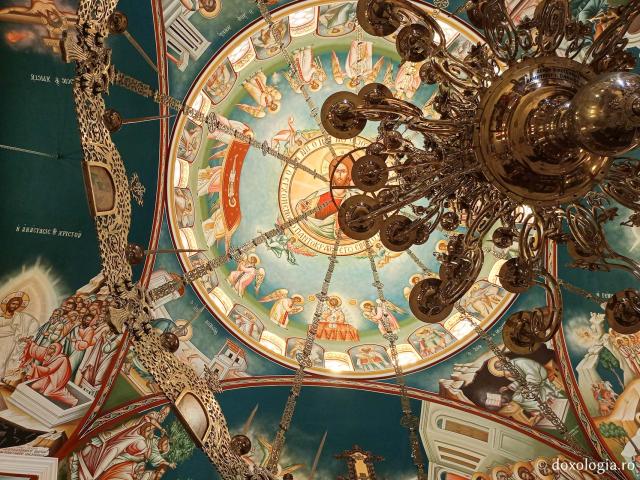 Pe urmele Sfântului Cuvios Arsenie din Paros, la Mănăstirea „Schimbarea la Față”