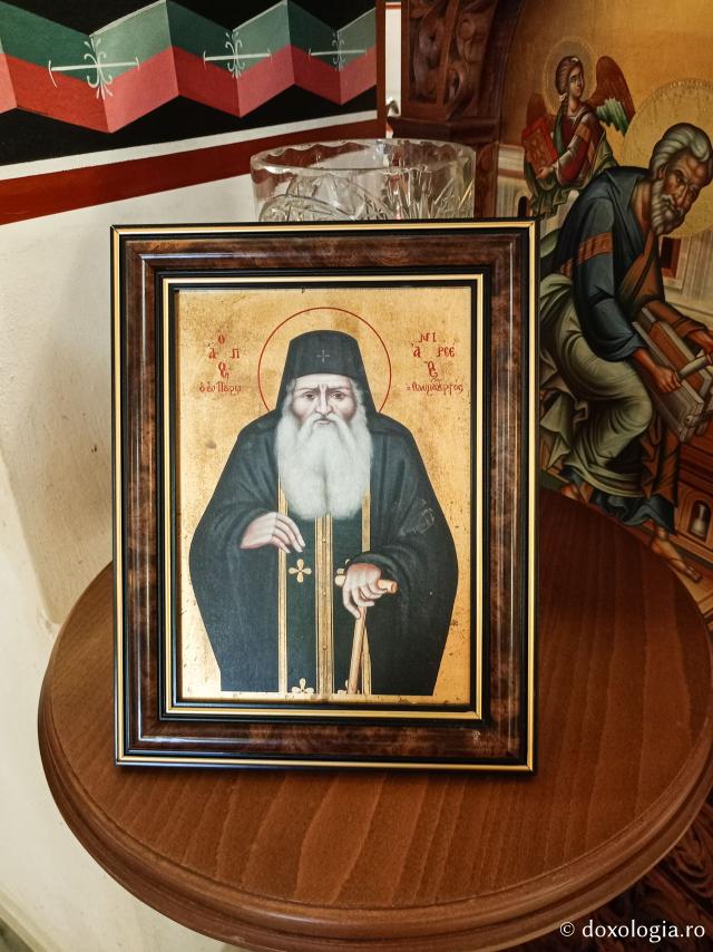Pe urmele Sfântului Cuvios Arsenie din Paros, la Mănăstirea „Schimbarea la Față”