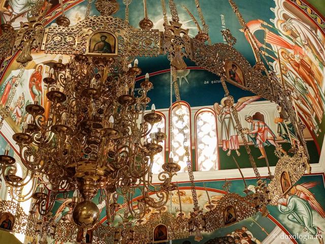 Pe urmele Sfântului Cuvios Arsenie din Paros, la Mănăstirea „Schimbarea la Față”