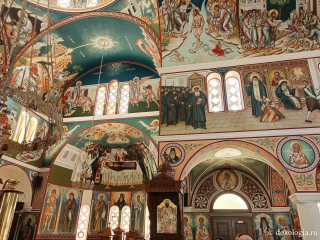 Pe urmele Sfântului Cuvios Arsenie din Paros, la Mănăstirea „Schimbarea la Față”