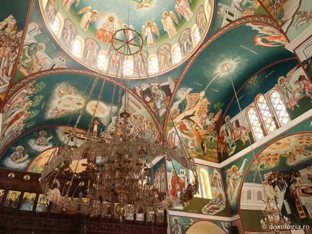 Pe urmele Sfântului Cuvios Arsenie din Paros, la Mănăstirea „Schimbarea la Față”