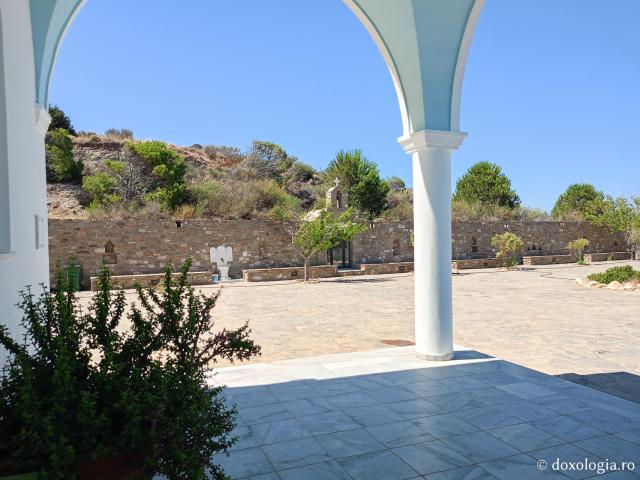 Pe urmele Sfântului Cuvios Arsenie din Paros, la Mănăstirea „Schimbarea la Față”
