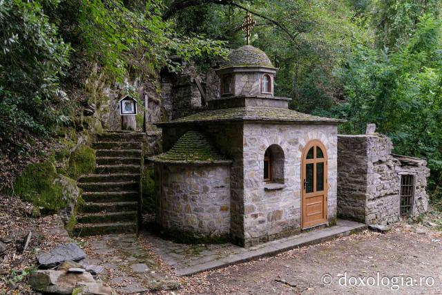 Pași de pelerin la Chilia „Axion Estin” din Athos