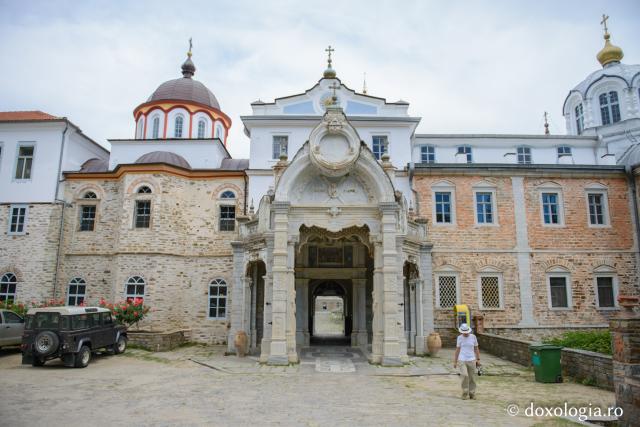 Pași de pelerin la Chilia „Axion Estin” din Athos