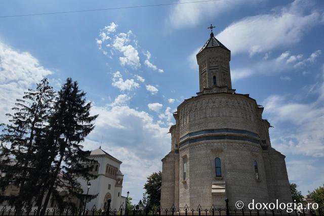 (Foto) „Vederi cu SENS”:  Credința surprinsă în vacanță – Ziua Mondială a Fotografiei 