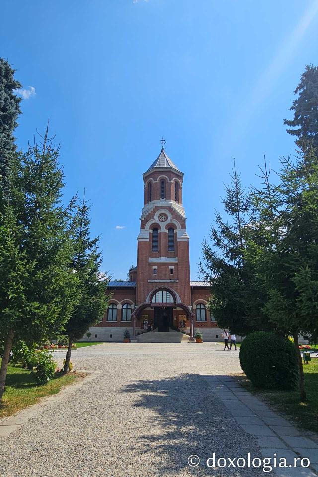 (Foto) „Vederi cu SENS”:  Credința surprinsă în vacanță – Ziua Mondială a Fotografiei 
