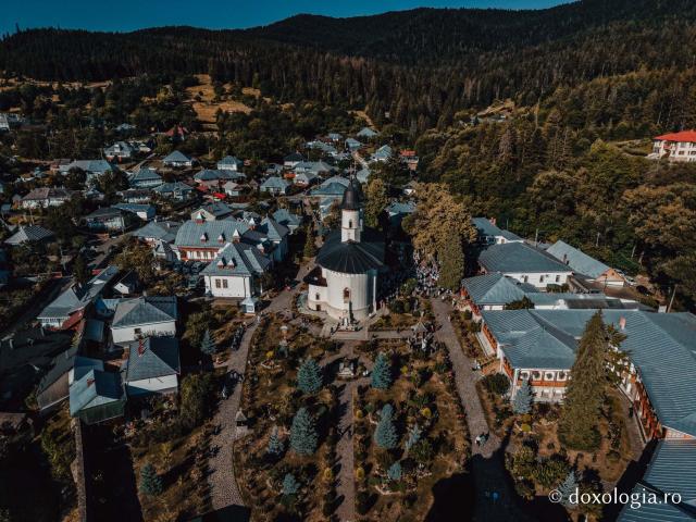 Sfânta Liturghie cu ocazia proclamării canonizării Sfintelor Cuvioase Nazaria, Olimpiada și Elisabeta (Safta) Brâncoveanu de la Văratec