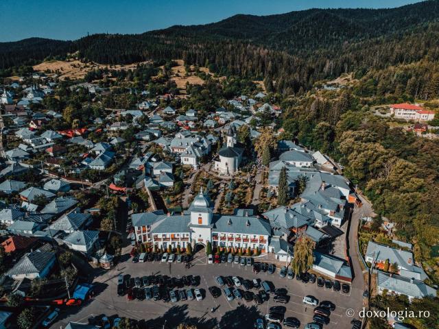 Sfânta Liturghie cu ocazia proclamării canonizării Sfintelor Cuvioase Nazaria, Olimpiada și Elisabeta (Safta) Brâncoveanu de la Văratec