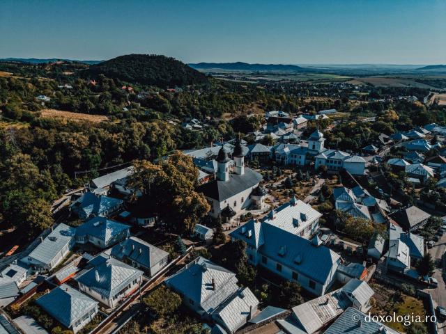 Sfânta Liturghie cu ocazia proclamării canonizării Sfintelor Cuvioase Nazaria, Olimpiada și Elisabeta (Safta) Brâncoveanu de la Văratec