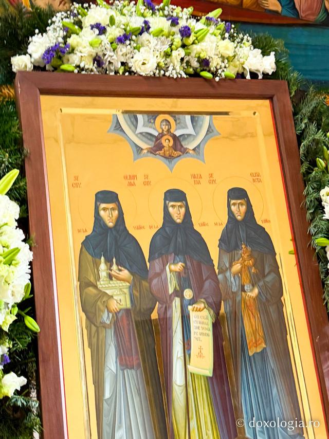 Sub acoperământul Preasfintei Născătoare de Dumnezeu – Mănăstirea Văratec în așteptarea Prohodului Maicii Domnului
