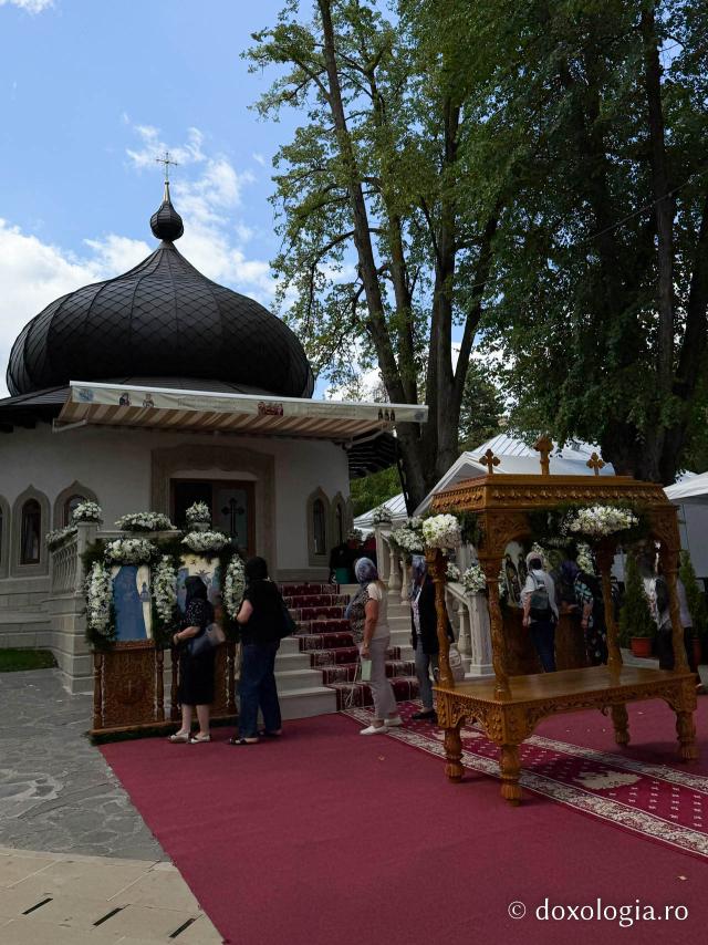 Sub acoperământul Preasfintei Născătoare de Dumnezeu – Mănăstirea Văratec în așteptarea Prohodului Maicii Domnului