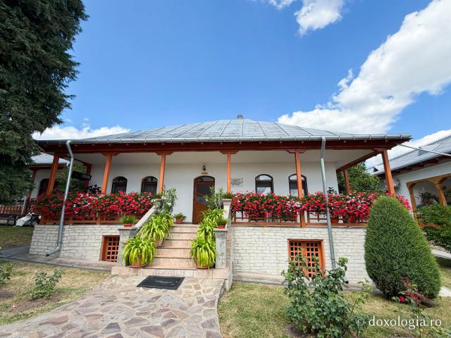 Sub acoperământul Preasfintei Născătoare de Dumnezeu – Mănăstirea Văratec în așteptarea Prohodului Maicii Domnului