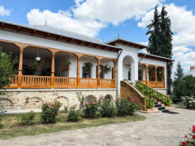 Sub acoperământul Preasfintei Născătoare de Dumnezeu – Mănăstirea Văratec în așteptarea Prohodului Maicii Domnului