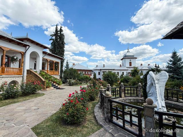 Sub acoperământul Preasfintei Născătoare de Dumnezeu – Mănăstirea Văratec în așteptarea Prohodului Maicii Domnului