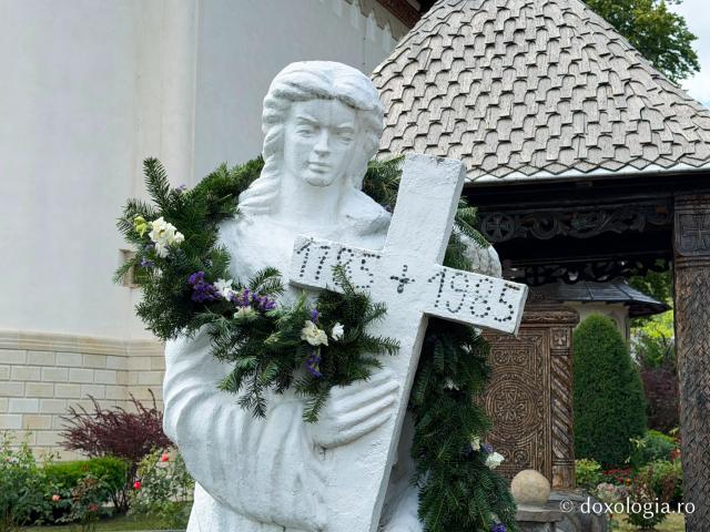 Sub acoperământul Preasfintei Născătoare de Dumnezeu – Mănăstirea Văratec în așteptarea Prohodului Maicii Domnului