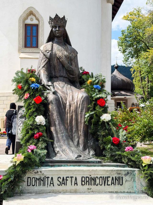 Sub acoperământul Preasfintei Născătoare de Dumnezeu – Mănăstirea Văratec în așteptarea Prohodului Maicii Domnului