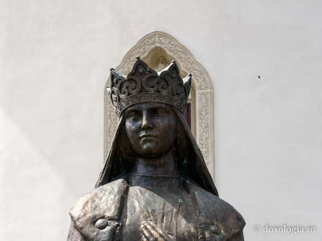 Sub acoperământul Preasfintei Născătoare de Dumnezeu – Mănăstirea Văratec în așteptarea Prohodului Maicii Domnului