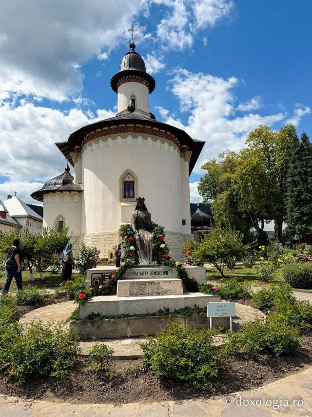 Sub acoperământul Preasfintei Născătoare de Dumnezeu – Mănăstirea Văratec în așteptarea Prohodului Maicii Domnului