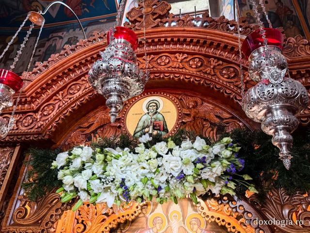 Sub acoperământul Preasfintei Născătoare de Dumnezeu – Mănăstirea Văratec în așteptarea Prohodului Maicii Domnului