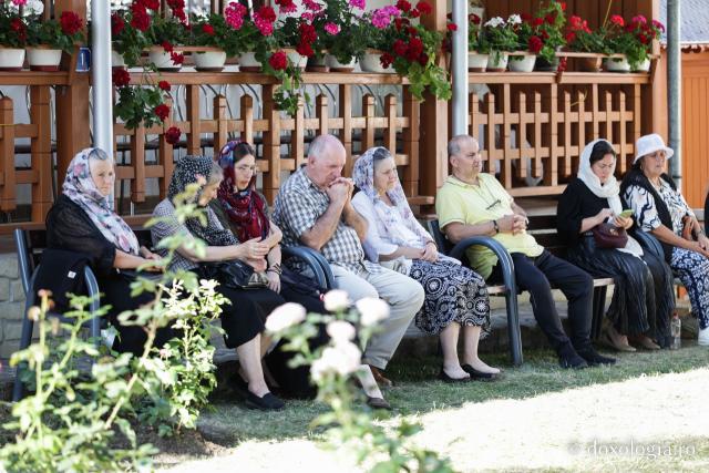 Bucurați-vă, Sfintelor ocrotitoare ale Văratecului – priveghere în cinstea Sfintelor Cuvioase Nazaria, Olimpiada și Elisabeta de la Văratec