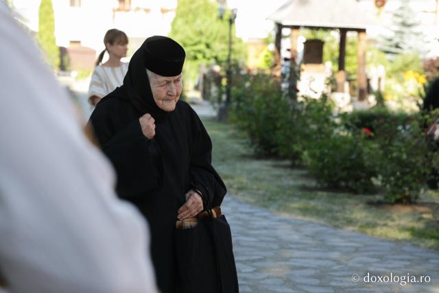 Bucurați-vă, Sfintelor ocrotitoare ale Văratecului – priveghere în cinstea Sfintelor Cuvioase Nazaria, Olimpiada și Elisabeta de la Văratec