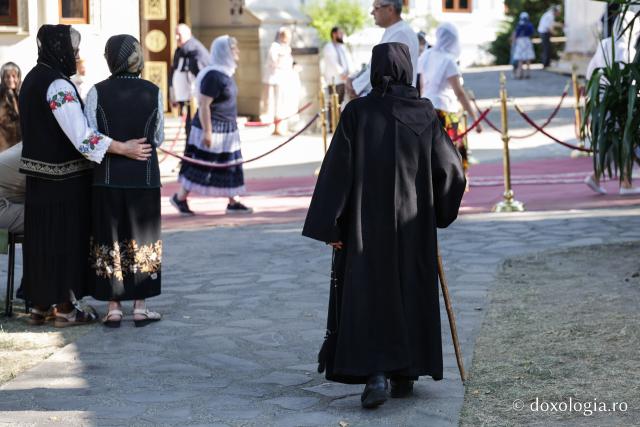Bucurați-vă, Sfintelor ocrotitoare ale Văratecului – priveghere în cinstea Sfintelor Cuvioase Nazaria, Olimpiada și Elisabeta de la Văratec