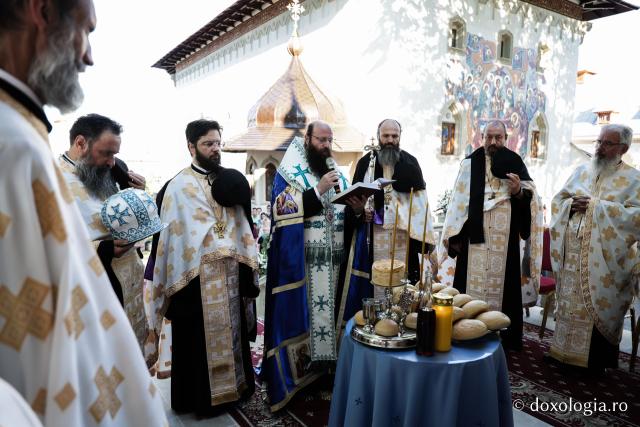 Bucurați-vă, Sfintelor ocrotitoare ale Văratecului – priveghere în cinstea Sfintelor Cuvioase Nazaria, Olimpiada și Elisabeta de la Văratec