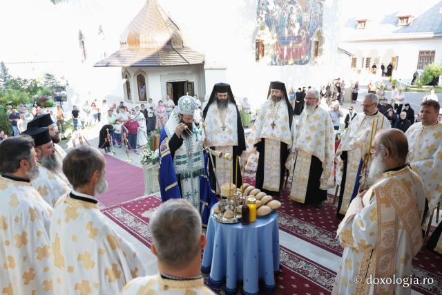 Bucurați-vă, Sfintelor ocrotitoare ale Văratecului – priveghere în cinstea Sfintelor Cuvioase Nazaria, Olimpiada și Elisabeta de la Văratec