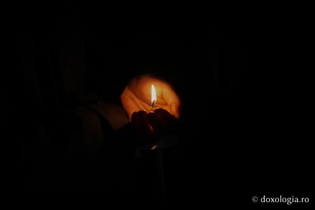 „Nu lipsi, Stăpâna noastră, privind spre noi” – procesiunea cu Epitaful Maicii Domnului la Mănăstirea Văratec