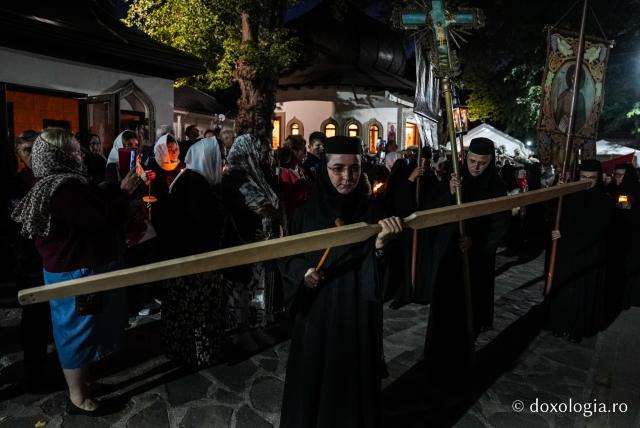 „Nu lipsi, Stăpâna noastră, privind spre noi” – procesiunea cu Epitaful Maicii Domnului la Mănăstirea Văratec