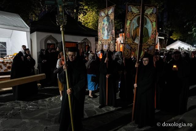 „Nu lipsi, Stăpâna noastră, privind spre noi” – procesiunea cu Epitaful Maicii Domnului la Mănăstirea Văratec